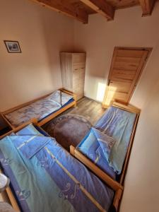 - une chambre avec 2 lits superposés dans l'établissement Żwirowa Góra - Domki nad Narwią, à Tykocin