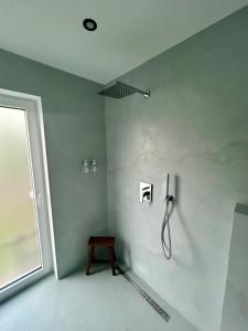 - un coin d'une chambre avec une douche murale dans l'établissement Ferienwohnung an der Nordsee, à Emden