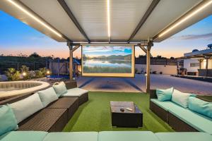 Un lugar para sentarse en Villa VERONICA with CINEMA PROJECTOR by the HEATED POOL and JACUZZI