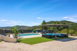 La alberca dentro o cerca de Villa VERONICA with CINEMA PROJECTOR by the HEATED POOL and JACUZZI