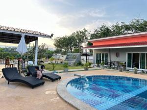 Poolen vid eller i närheten av พัชรี รีสอร์ท ภูเก็ต Patcharee Resort Phuket