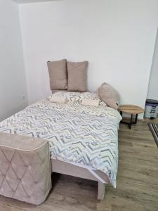 Llit o llits en una habitació de Apartman Nena Užice 2