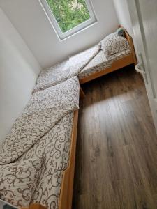 Llit o llits en una habitació de Apartman Nena Užice 2