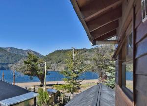 uma vista para um lago a partir de uma casa em Apart Hotel Orilla Mansa by Visionnaire em San Martín de los Andes