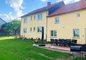 een huis met een tafel en stoelen in de tuin bij Ferienhaus Liebchen free Netflix in Freienhagen