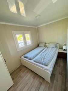 um quarto com uma cama e duas janelas em Kite House Chałupy em Władysławowo