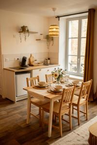 A kitchen or kitchenette at La halte ducale #1