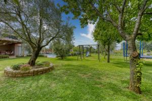 un parc avec une balançoire et des arbres dans l'établissement Apartments Brioni Colors, à Pula