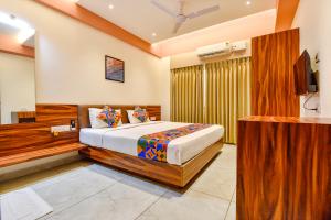 Rúm í herbergi á FabHotel Peak Stay - Nr Mall De Goa, Porvorim