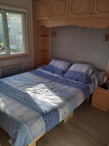 - une chambre avec 2 lits et une fenêtre dans l'établissement Mobil home tout confort, à La Teste-de-Buch