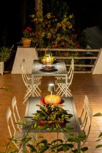 una mesa y sillas en un patio con flores en La Bruna, en Porto Santo Stefano