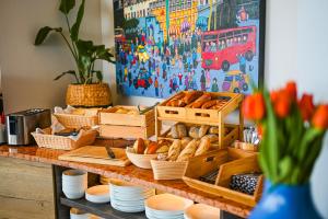 eine Bäckerei mit Brot und Gebäck darauf in der Unterkunft LifeHotel Vienna Airport in Fischamend Dorf