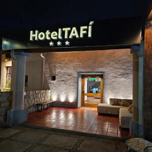 タフィ・デル・バジェにあるHotel Tafíの建物の看板入口