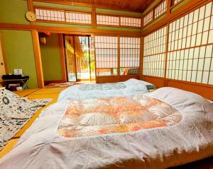 Una cama o camas en una habitación de 富士吉田かつまたや