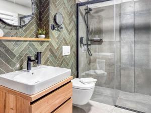 a bathroom with a toilet and a sink and a shower at Townhome Hotel Hannover - Digital Access - kontaktloser Check-in in Hannover