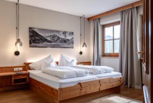 Una cama o camas en una habitación de Sonnenhof Genusshotel