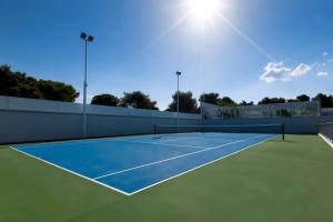 Tennis at/o squash facilities sa Villa Utopia, Private Estate at Loutraki Hills o sa malapit