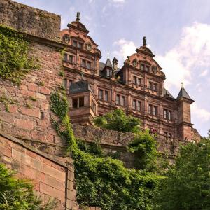 un grand bâtiment en briques au-dessus d'un mur en briques dans l'établissement Odenwaldferien Zur Sattelkammer, à Schönbrunn