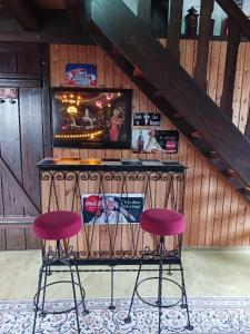 un bar avec deux tabourets violets devant lui dans l'établissement Odenwaldferien Zur Sattelkammer, à Schönbrunn