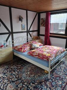 - une chambre avec un grand lit dans l'établissement Odenwaldferien Zur Sattelkammer, à Schönbrunn