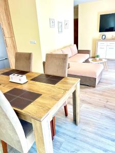 sala de estar con mesa y sofá en Апартамент Франческа, en Varna