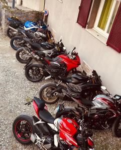 une rangée de motocycles garés à côté d'un bâtiment dans l'établissement Hôtel U Passa Tempu, à Corte