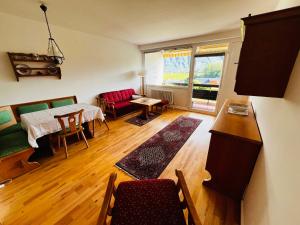 een woonkamer met een tafel en stoelen en een eetkamer bij GAMSBLICK Bad Aussee Ferienwohnung in Bad Aussee