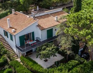 una vista aérea de una casa blanca con techo en La Bruna, en Porto Santo Stefano