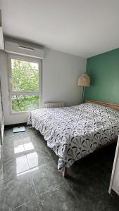 מיטה או מיטות בחדר ב-Cozy apartment near La Défense & Paris La Défense Arena