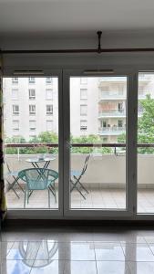 מרפסת או טרסה ב-Cozy apartment near La Défense & Paris La Défense Arena