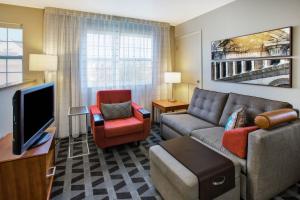 Uma TV ou centro de entretenimento em TownePlace Suites Detroit Dearborn