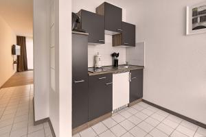 A kitchen or kitchenette at Harbour Prime Apartment Ettlingen Rheinstraße 40