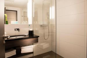 Kamar mandi di Vital Hotel Rhein Main Therme Wellness Resort & SPA