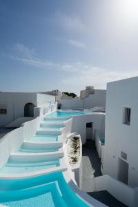 Vista ariale di un edificio con scale blu e bianche di White Concept Caves - Adults Only a Firà