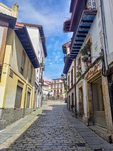 una strada di ciottoli in una città con edifici di La Casita de Diana Laredo, Casco Antiguo a Laredo