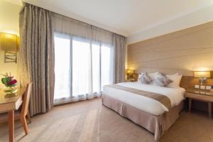 Кровать или кровати в номере Golden Tulip Dammam Corniche Hotel