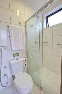 uma casa de banho com um WC e uma cabina de duche em vidro. em Transamerica Fit Villa Lobos em São Paulo