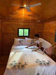 Ένα ή περισσότερα κρεβάτια σε δωμάτιο στο Rose Cabins Bohol