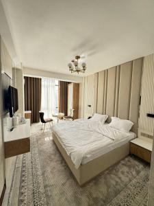 Кровать или кровати в номере Aram Hotel