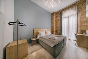 - une chambre avec un grand lit et une fenêtre dans l'établissement Chios City Inn, à Chios