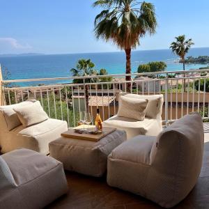 un soggiorno con vista sull'oceano di Quintessenza Casa in Ajaccio ad Ajaccio