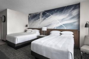 Posteľ alebo postele v izbe v ubytovaní Newark Liberty International Airport Marriott