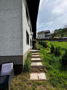 einen Gang neben einem Gebäude in der Unterkunft Haus am See in Biersdorf