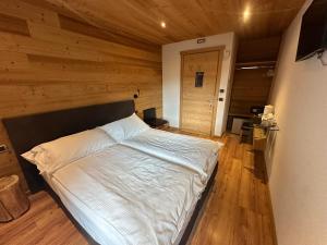 A bed or beds in a room at Alpen Hotel Chalet