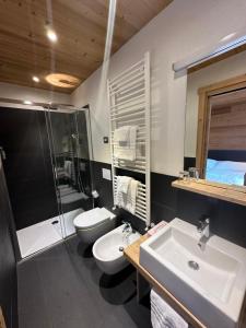 A bathroom at Alpen Hotel Chalet