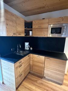 A kitchen or kitchenette at Alpen Hotel Chalet