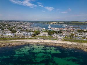 uma vista aérea de uma cidade e de uma massa de água em The Falmouth Hotel em Falmouth