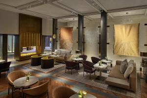 Mandarin Oriental Savoy, Zurich في زيورخ: لوبي الفندق مع طاولات و كنب وكراسي