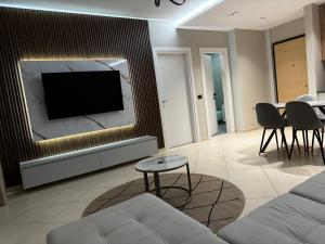 TV a/nebo společenská místnost v ubytování Prive Luxury Apartment