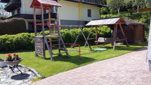 een speeltuin met een ladder en een schommel bij Alpenhotel Tauernstüberl in Zell am See